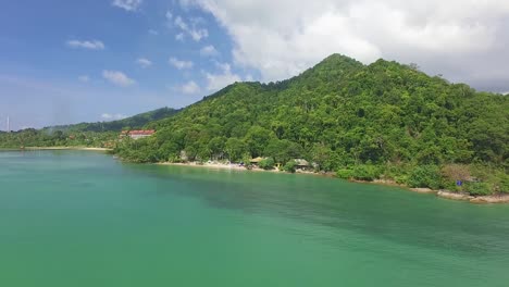 Luftaufnahme-Eines-Kleinen-Tropischen-Strandes-Auf-Koh-Chang-Mit-Kleinen-Bungalows,-Dschungel-Und-Türkisfarbenem-Meer