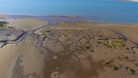 Drohnenflug-über-Die-Lagune-Von-Naila,-Ein-Wunderbarer-Und-Unberührter-Ort