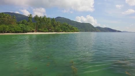 Dolly-Luftaufnahme-Des-Tropischen-Strandes-Auf-Koh-Chang-Mit-Dschungel-Und-Meer-Und-Blauem-Himmel