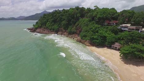 Dolly-Luftaufnahme-Des-Touristischen-Strandes-Im-Tropischen-Koh-Chang-Mit-Kleinen-Resorts-Und-Dschungel-Meerblick