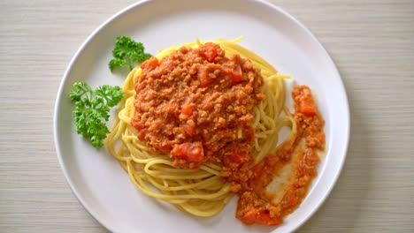 Espaguetis-A-La-Boloñesa-De-Cerdo-O-Espaguetis-Con-Salsa-De-Tomate-De-Cerdo-Picada---Estilo-De-Comida-Italiana