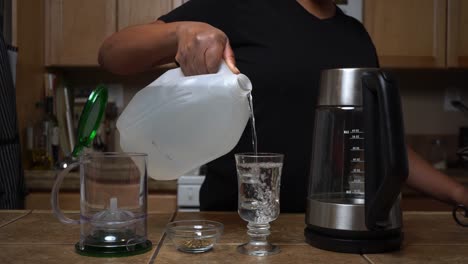 Messen-Sie-Destilliertes-Wasser-In-Ein-Glas,-Um-Es-Für-Eine-Spezielle-Tasse-Bio-Kräutertee-Zu-Erhitzen