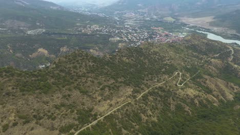 Paisaje-Montañoso-Del-Cáucaso-Con-Camino-Estrecho-En-Los-Ríos-Aragvi-Durante-El-Día-Cerca-De-Mtskheta,-Georgia