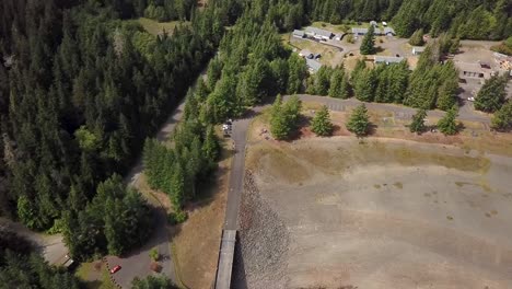 Luftaufnahme-Der-Weiten-Landschaft-Mit-Kiefern-Am-Ufer-Des-Wynochee-Lake-Dam-In-Washington---Drohnenaufnahme
