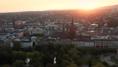 Getting-closer-closer-to-Marktkirche-Wiesbaden-with-a-drone-in-very-low-summer-light