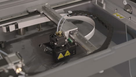 Draufsicht-Des-3D-Druckers,-Der-Als-Druckkopf-Arbeitet,-Erzeugt-Eine-Kunststoffkomponente-In-Zeitlupe