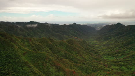 Flying-Over-The-Lush-Green-Mountains-Of-Oahu-In-Summer-In-Oahu,-Hawaii,-USA