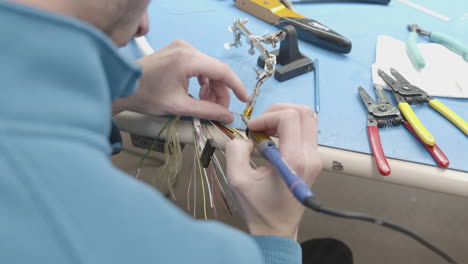 Elektroingenieur-Verwendet-Einen-Lötkolben,-Um-Ein-Ausgefranstes-Elektrokabel-In-Zeitlupe-Zu-Reparieren