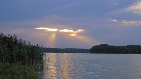 Schöner-See-Bei-Sonnenuntergang-Im-Wdzydze-Landschaftspark,-Polen---Breite-Aufnahme