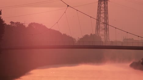 Hängebrücke-über-Den-Rhein-Herne-Kanal-Während-Der-Wunderschönen-Sonnenuntergangslandschaft-In-Deutschland,-Statische-Ansicht