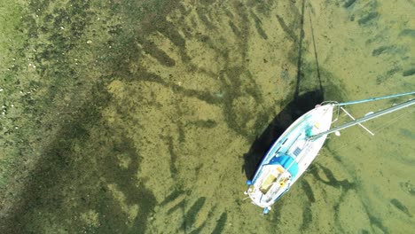 Vogelperspektive-Aus-Der-Luft-über-Segelboot-Yacht-Mast-Muster-In-Seichten-Sandgewässern