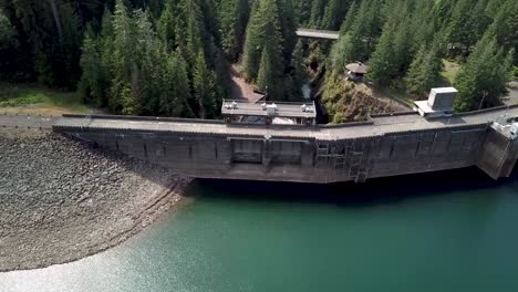 Fliegen-Zum-Wynoochee-Dam-Mit-Ruhigem-See-Und-Sattgrünen-Nadelbäumen-In-Den-Bergen-Im-Norden-Von-Montesano,-Washington-State,-Usa