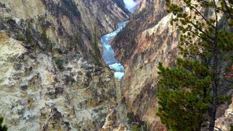 Totale-Des-Grand-Canyon-Von-Yellowstone-Mit-Niedrigeren-Wasserfällen