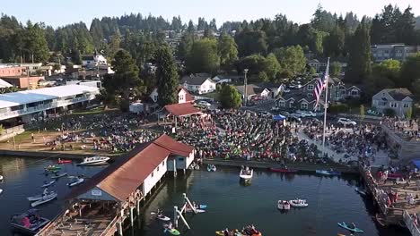 Gig-Harbour-Marina-Und-Bootswerft---Menschenmenge-Beobachtet-Die-Konzertaufführungen-Im-Skansie-Brothers-Park-Und-Netshed-In-Gig-Harbour,-Washington,-Usa