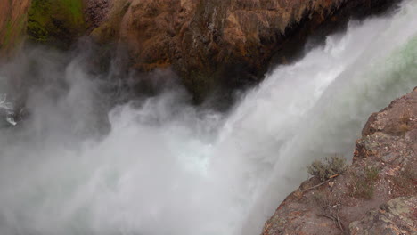 Obere-Wasserfälle-Des-Yellowstone-River-Mit-Nebel,-Der-Von-Der-Basis-Der-Wasserfälle-Weht