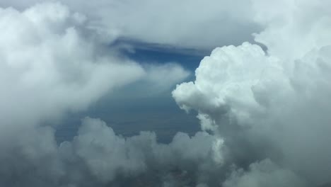 Volando-Entre-Nubes-Durante-La-Subida