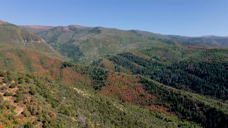 Vista-Aérea-De-Las-Cadenas-Montañosas-De-Utah-Con-árboles-Coloridos-Durante-La-Temporada-De-Otoño---Disparo-Panorámico-De-Drones