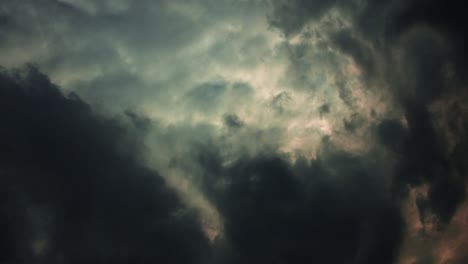 Nubes-Grises-Oscuras-Se-Movieron-Sobre-El-Cielo