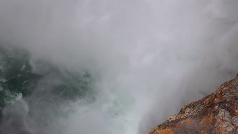 Vergrößern-Sie-Die-Nebelfahne-Am-Fuß-Der-Oberen-Wasserfälle-Des-Yellowstone-River