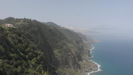 Costa-Montañosa-De-Madeira-Al-Atardecer