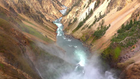 La-Niebla-De-Las-Cataratas-Inferiores-Del-Río-Yellowstone-Sopla-Río-Abajo