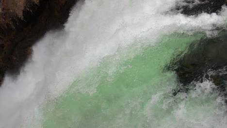 Ultra-Zeitlupen-Nahaufnahme-Des-Wassers,-Das-über-Den-Rand-Der-Oberen-Wasserfälle-Des-Yellowstone-River-Fließt