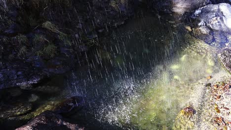 Nahaufnahme-Eines-Wasserfalls-Mit-Direkter-Sonneneinstrahlung,-Merlo,-San-Luis,-Argentinien