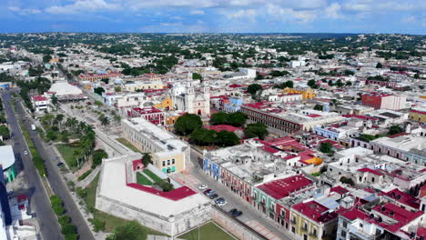Campeche-Mexico-Drone-Vuelo-Desde-El-Mar-Hasta-El-Centro-Del-Parque-Central