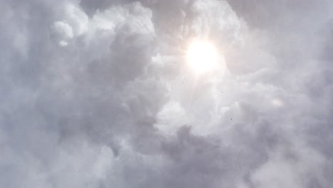 Die-Sonne-Scheint-Zwischen-Den-Wolken,-Kumuluswolke