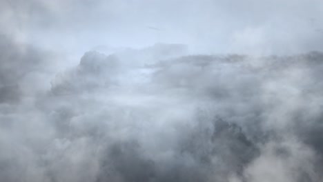 Point-Of-View-Kumuluswolken-Von-Dunkelgrau-Und-Gewitter-Ziehen-über-Den-Himmel