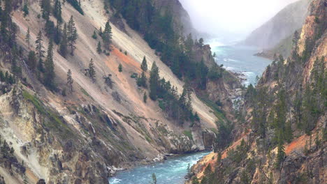 Schwenk-über-Den-Yellowstone-River-Zu-Den-Unteren-Wasserfällen-Des-Grand-Canyon-Von-Yellowstone