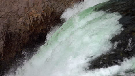 Wasser-Fließt-über-Den-Rand-Der-Oberen-Wasserfälle-Von-Yellowstone