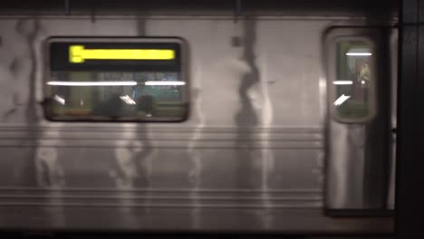 New-Yorker-U-Bahn,-Die-Am-Bahnhof-Ankommt