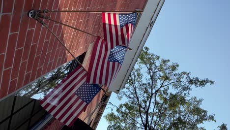 Drei-Amerikanische-Mini-Flaggen,-Die-Im-Sommer-In-South-Philly-An-Einer-Ziegelmauer-Angebracht-Wurden
