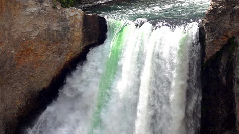 Ultra-Zeitlupen-Mittelaufnahme-Von-Wasser,-Das-über-Den-Rand-Der-Unteren-Wasserfälle-Von-Yellowstone-Fließt
