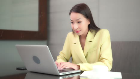 A-beautiful-young-businesswoman-works-feverishly-on-her-laptop