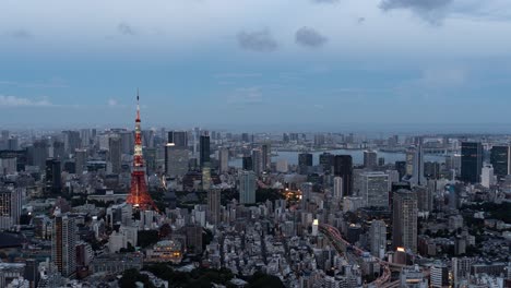 Hermoso-Lapso-De-Tiempo-De-4k-Sobre-El-Paisaje-Urbano-De-Tokio-En-La-Iluminación-Del-Atardecer-Iluminando-La-Torre-De-Tokio---Acercar