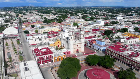 Campeche-downtown-orbit-drone-Plaza-de-la-Independencia-and-Catedral-Señora-de-la-Purísima