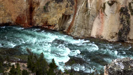 Panorámica-Río-Abajo-Con-El-Caudal-Del-Río-Yellowstone