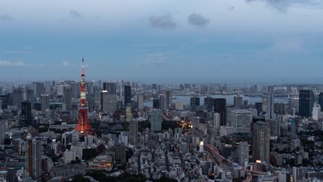 Hermoso-Lapso-De-Tiempo-De-4k-Sobre-El-Paisaje-Urbano-De-Tokio-Al-Atardecer-Iluminación-Iluminando-La-Torre-De-Tokio---Alejar