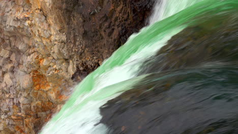 Schwenken-Sie-über-Das-Wasser,-Das-über-Den-Rand-Der-Oberen-Wasserfälle-Von-Yellowstone-Fließt