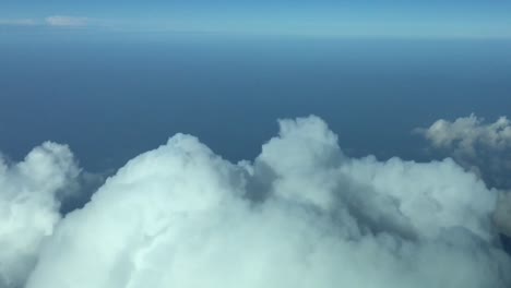 Volando-Sobre-Las-Nubes-Durante-El-Descenso