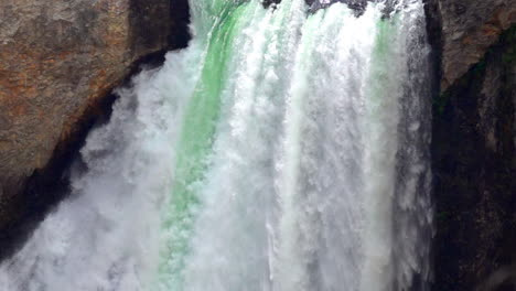 Nahaufnahme-Von-Wasser-In-Ultrazeitlupe,-Das-über-Die-Unteren-Wasserfälle-Von-Yellowstone-Kaskadiert