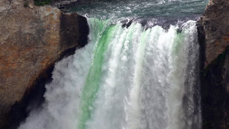 Nahaufnahme-Des-Wassers,-Das-über-Den-Rand-Der-Unteren-Wasserfälle-Von-Yellowstone-Stürzt