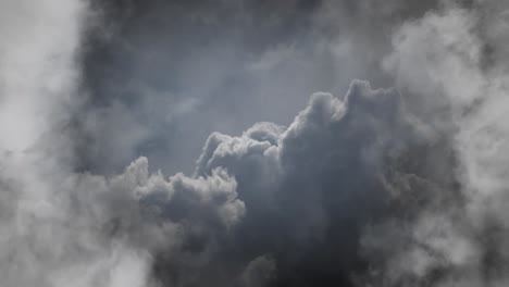 Quellwolken,-Dunkelgraue-Wolkenfahnen-Und-Gewitter-Rücken-Näher
