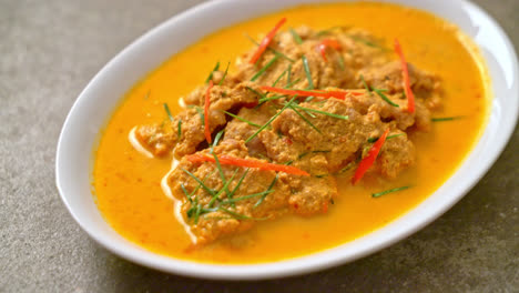 Thailändisches-Essenspaket-Panang-Curry-Mit-Schweinefleisch---Thailändische-Küche