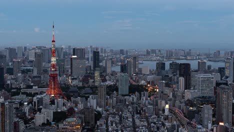 Wunderschöner-4K-Zeitraffer-über-Das-Stadtbild-Von-Tokio-Bei-Dämmerungsbeleuchtung,-Die-Mit-Dem-Tokio-Turm-Aufleuchtet