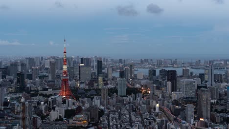 Wunderschöner-4k-Zeitraffer-über-Dem-Stadtbild-Von-Tokio-In-Der-Abenddämmerung-Beleuchtung,-Die-Den-Turm-Von-Tokio-Beleuchtet---Schwenk