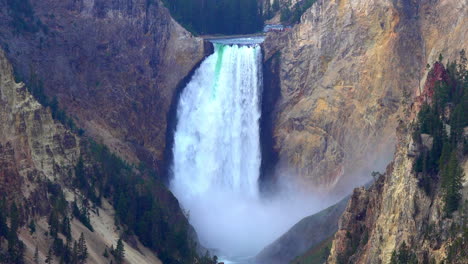 Plano-Medio-De-Las-Cataratas-Inferiores-Del-Río-Yellowstone