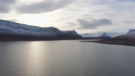 Eine-Malerische-Landschaft-Des-Arnarfjördur-fjords-Und-Des-Isländischen-Hochlandes-Im-Sommer-In-Den-Westfjorden,-Island